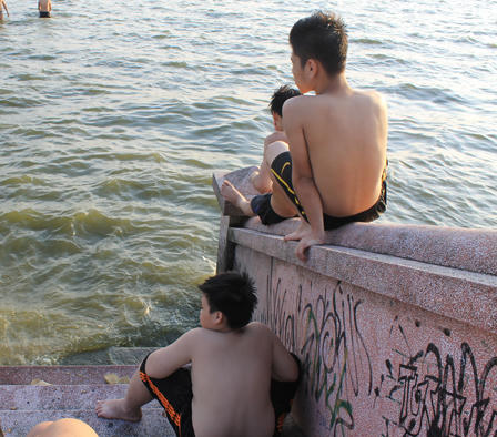 Nắng nóng, người Hà Nội biến hồ Tây thành bãi biển